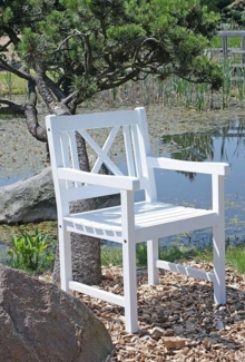 Armstuhl Malmö aus FSC 100%, lackiert, white washed